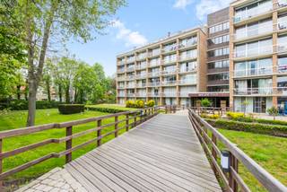 Verzorgd appartement op de derde verdieping van een goed onderhouden residentie met zeer centrale ligging in een groene omgeving.<br /><br />Inkomhal met slaaphoek, ruime woonkamer uitgevend op een aangenaam zonneterrasje met mooi uitzicht op de tuin, ingerichte kookhoek, badkamer met ligbad, enkel lavabomeubel en toilet. Ondergrondse, privatieve kelder inbegrepen.<br /><br />Het appartement is reeds jaren verhuurd. Mooi huurrendement.