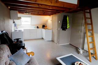 INDELINGTWEEDE VERDIEPINGWoonkamer met ingemaakt kastje, open keuken met witte formica leuken met spoeltafel met 1 spoelbak, elektrische kookplaat,...