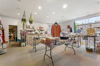 Op een vlot bereikbare locatie in het hart van Schilde bevindt zich dit veelzijdige commerciële gelijkvloers. Het pand is momenteel verhuurd en succesvol uitgebaat als speciaalzaak (wolwinkel), wat het een interessante opportuniteit maakt voor investeerders of voor wie een toekomstbestendige commerciële ruimte zoekt.<br /><br />Aan de voorzijde valt het pand direct op dankzij de grote vitrineraam die zorgt voor maximale visibiliteit en veel natuurlijke lichtinval. De open winkelruimte presenteert zich uiterst overzichtelijk en is voorzien van inbouwspots.<br /><br />Achter het winkelgedeelte bevindt zich een bijzonder ruime, praktisch ingerichte stockage- en magazijnruimte. Deze ruimte biedt tal van mogelijkheden voor voorraadbeheer, logistiek of extra werkplekken.<br /><br />Het pand beschikt daarnaast over alle nodige ondersteunende voorzieningen:<br /><br />- Kitchenette: Een functionele en compacte keukenzone met dubbele spoelbak, opbergkasten en ruimte voor een koelkast.<br />- Sanitair: Twee aparte toiletten met een verzorgde wastafelruimte.<br />- Toegankelijkheid: Overdekte inkompartij en een brede glazen toegangsdeur.<br /><br />Interesse in commerciële vastgoed in Schilde?<br /><br />Neem contact met ons op via info@goose.be of bel 03 369 36 38 voor meer informatie of om een afspraak in te plannen.