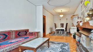 rez-de-chaussée : couloir spacieux devant l'espace de viesous-sol pièce intermédiaire de 4x5m, cuisine 1ère salle de bain avec toilette et espace de...