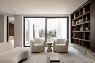 Exclusief wonen in het hart van KortrijkWie zoekt naar een unieke woonbeleving in de stad, ontdekt hier een herenwoning die méér biedt dan een...