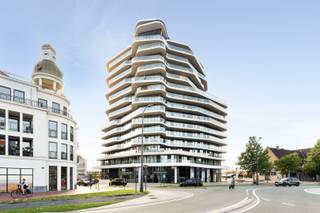 Nieuwbouw appartement in The Tower te Knokke Duinenwater.<br />De residentie genaamd 'The Tower' is een luxueuze residentie, centraal gelegen te Knokke Duinenwater.<br />Het appartement heeft een zonnig terras en een hoogwaardige afwerking. Dankzij de ligging op de zevende verdieping, geniet u een heerlijk open zicht met Zuidelijke oriëntatie.<br /><br />Indeling: een aparte inkomhal met ruimte voor een vestiaire en een apart gastentoilet. De leefruimte bestaat uit een salon, eetkamer en een strakke open keuken. Grote raampartijen die uitkijken op het zuid georiënteerde terras. Berging met aansluiting voor wasmachine en droogkast.<br />Twee volwaardige slaapkamers, elk met toegang tot het terras en eigen badkamer. <br /><br />Mogelijkheid tot aankoop van een garagebox in de residentie.<br /><br />Voor meer informatie of een bezoek ter plaatse, gelieve contact op te nemen met Tine Vandenberghe: T: 0497 53 45 29 of info@Tine.immo <br />De video kan u hier onder vinden: virtueel bezoek<br /> 