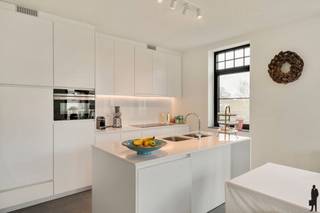 Welkom in dit verzorgd appartement op de eerste verdieping in het centrum van Essen, waar comfort en functionaliteit centraal staan. Dankzij...