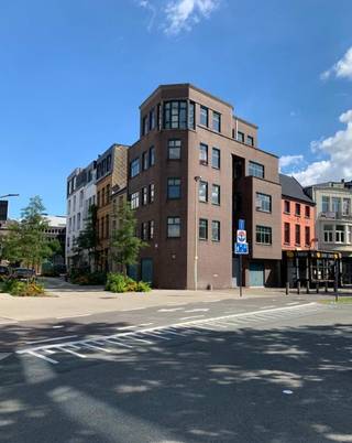 Instapklare kantoren of praktijkruimtes met uitstraling te huur gelegen aan de Desguinlei te  2018 Antwerpen. <br />Wij hebben oppervlaktes in de aanbieding tussen van 15 m² tot 90 m². Huurprijs voor 90 m² : 875 euro per maand + 165 euro<br /><br />Er is een inkomhal met lift. Plintkabelgoten en vloerkabelgoten zijn aanwezig. Aluminium draai-kipramen met dubbele beglazing. Zonneblinden, airco, elektriciteit-data en telefoonaansluitingen. Alarminstallatie. Verwarming op aardgas. <br />Kitchenette + sanitair per verdieping. Ruime parking.<br />Afzonderlijke meters nutsvoorzieningen. ONMIDDELLIJK BESCHIKBAAR. <br /><br />Op zoek naar een nieuwe, prachtige uitvalsbasis voor uw kantoor? <br />Contacteer ons gerust: 054 33 62 52 of info@immodelestre.be<br /><br />