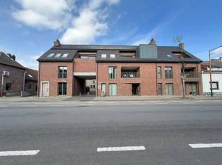 <p><span>In de charmante residentie 'De Smeed', gelegen aan de Dokter Haubenlaan in Maasmechelen, bevindt zich deze instapklare, energiezuinige woning, een absolute topper voor starters of jonge gezinnen die op zoek zijn naar comfort, licht en een centrale ligging.</span></p><p><span>Bij het betreden van de woning kom je in een inkomhal met gastentoilet, die uitgeeft op de lichtrijke leefruimte. Dankzij de grote raampartijen geniet deze ruimte van een overvloed aan natuurlijk licht en geniet je van een aangename, open sfeer. De open keuken is volledig uitgerust met een oven, inductiekookplaat met dampkap, inbouwkoelkast, vaatwasser en spoelbak. Samen met de leefruimte vormt dit het kloppend hart van de woning. Via de schuifpui heb je directe toegang tot het gezellige privatieve tuintje met recent aangelegd terras perfect om te ontspannen of gasten te ontvangen.</span></p><p><span>De woning is afgewerkt met stijlvolle keramische parkettegels en beschikt over vloerverwarming doorheen de volledige woning, wat zorgt voor een optimaal wooncomfort.</span></p><p><span>Op de verdieping bevinden zich twee ruime slaapkamers en een moderne badkamer met inloopdouche, lavabo en toilet. Daarnaast is er nog een zolderverdieping, perfect als extra stockageruimte.</span></p><p><span>Een extra pluspunt is de ondergrondse autostaanplaats met privatieve berging. De parkeergarage is vlot bereikbaar via de achterliggende Priorijstraat, wat zorgt voor extra comfort en gebruiksgemak.</span></p><p><span>Ook technisch zit deze woning helemaal goed: de elektrische installatie is conform (geldig tot januari 2041) en met een EPC-label B woon je hier energiezuinig en zorgeloos.</span></p><p><span>Kortom, een lichtrijke, energiezuinige en perfect afgewerkte woning waar je zo kan intrekken ideaal als starterswoning of slimme investering!</span></p><p><span>Voor meer informatie of een bezoek ter plaatse: contacteer ons via 0484.35.70.31 of diana@jemar.be!</span></p><p><span> </span></p><p><span> </span></p><p><span> </span></p><p><span> </span></p>