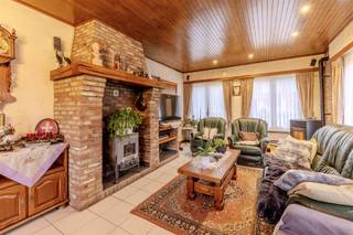 <p>Welkom bij deze vrijstaande woning in Geel - Ten Aard op een westelijk georiënteerd perceel van maar liefst 1041 m².</p><br /><p>Dit huis solide gebouwd huis beschikt over +/-160 m² bewoonbare oppervlakte. Alles ligt op de gelijkvloerse verdieping. Er zijn onder meer 3 slaapkamers, een badkamer met bad en douche, wasplaats/berging en een apart toilet. De zolder is voldoende groot en biedt mogelijkheden om ingericht te worden.</p><br /><p>De schoorsteen in de living is nog actief; ideaal voor een hout- of pelletkachel. De keuken is ingericht en kan vanaf dag 1 gebruikt worden.</p><br /><p>Er is een ruim bijgebouw voor stallen van voertuigen of hobby.</p><br /><p>De attesten voor deze woning zijn prima: </p><ul><li>Met EPC-score D heb je geen renovatieplicht. </li><li>Onderdak wordt niet gezien als gevaarlijke asbest, wat maakt dat de uitslag van het attest 'asbestveilig' is.</li><li>De elektrische installatie lijkt op enkele details na te voldoen aan de huidige normen.</li></ul><br /><p>Het geheel kan naar eigen smaak opgefrist of ineens gerenoveerd worden. Aan een woning kan je veel veranderen, maar niet de locatie. De locatie van deze woning is super: rustige straat, groene buurt en toch overal vlakbij!</p><br /><p>In onze virtuele tour kan je naar hartenlust rondwandelen, meubels verwijderen en opmetingen doen. We staat graag klaar om je live te ontvangen.</p><br /><p>Wil je jouw vastgoed verkopen of verhuren? We bekijken de mogelijkheden die jouw pand biedt, en koppelen die aan jouw wensen.<br />Samen naar jouw Succesvolle Nxxt Step!</p>