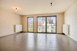 Op de 2de verdieping treffen we dit instapklaar appartement aan met 2 slaapkamers. Hier geniet men van een uiterst strategische locatie dichtbij alle nodige faciliteiten. Belangrijke invalswegen, handelszaken, Brugge centrum en openbaar vervoer bevinden zich op wandelafstand. Men heeft de keuze om de bijhorende garage aan te kopen voor een prijs van €30.000.Indeling:- Ruime inkom- Uitgestrekte leefruimte met aansluitend een open keuken- Bergruimte/wasplaats- Badkamer bestaande uit wastafelmeubel en douche- Apart toilet- Slaapkamer 1 - Slaapkamer 2 Extra:- Bijhorende garage die apart kan aangekocht worden voor €30.000