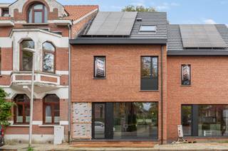 <p>Gloednieuwe woning op een rustige locatie te Essen-centrum, in de nabijheid van alle nodige voorzieningen! De woning wordt volledig afgewerkt en bevat o.a. een grote leefruimte met open keuken, vier ruime slaapkamers, veel opbergruimte, een aangename achtertuin met zicht op groen!</p>
<p>MEER INFORMATIE OF EEN BEZOEK TER PLAATSEN VIA INFO@NEYSIMMO.COM OF 03 283 00 10 !</p>
