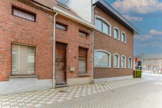 Gezellige en energiezuinige woning op een topligging in centrum Melsele! De woning heeft op het glvl een inkomhal, een ruime berging,...