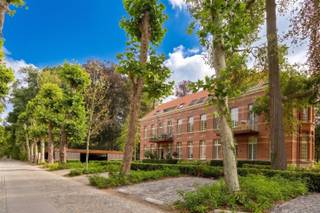 <p><span>Midden in het prachtige Groot Park, omgeven door eeuwenoude bomen en groen, waar rust en stilte de toon zetten, en op slechts een boogscheut van Leuven, zijn wij verheugd dit energiezuinig duplex-appartement te koop aan te bieden. </span></p><p><span> </span></p><p><span>Deze herontwikkelde historische site werd door de gerenommeerde projectontwikkelaar Virix omgevormd tot een exclusief woonpark met een sterke focus op erfgoed, groen en woonkwaliteit.   </span></p><p><span> </span></p><p><span>Dit luxueuze duplex-appartement met een bewoonbare oppervlakte van 122 m², is gelegen op de tweede verdieping van het karaktervolle paviljoen, dragende de naam Sint Vincentius, dat in 2025 opgeleverd werd. Het appartement beschikt over een inkomhal met gastentoilet en berging, een lichtrijke living met aansluitend een volledig ingerichte keuken, een eerste slaapkamer met dressing en een en suite badkamer. Hogerop bevindt zicht slaapkamer twee met eveneens een en suite badkamer. </span></p><p><span> </span></p><p><span>Een niet te missen pluspunt is het aangenaam oost georiënteerde terras van 7 m², dat uitkijkt op het prachtige park en waar u dagelijks geniet van een oase van rust.</span></p><p><span> </span></p><p><span>Verder geniet u bovendien van een uitzonderlijk aanbod aan gemeenschappelijke faciliteiten waaronder het wellnesscentrum met een 16 meter lang verwarmd zwembad, een sauna en een volledig uitgeruste fitnessruimte, die uitsluitend toegankelijk zijn voor bewoners. Daarnaast is ook de fietsenstalling inbegrepen in de prijs en bestaat de mogelijkheid om een autostaanplaats en/of een kelder bij aan te kopen.</span></p><p><span> </span></p><p><span>Kortom, dit appartement biedt een zeldzame combinatie van hedendaags wooncomfort in een historische setting. Een unieke kans voor wie op zoek is naar luxueus wonen, energiezuinigheid, hoogwaardige architectuur en rust, zonder in te boeten aan bereikbaarheid en nabijheid van Leuven.</span></p><p><span> </span></p><p><span>Dit appartement wordt afgewerkt aangeboden inclusief vloerbekleding en schilderwerken. Verkoop onder het registratierechten. </span></p><p><span> </span></p>