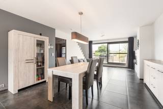 <p><strong>Ben je op zoek naar een instapklaar duplexappartement met 2 slaapkamers en zuidgericht terras in het centrum van Erembodegem? Zo gevonden! </strong></p>

<p>In het centrum van Erembodegem, op wandelafstand van winkels, scholen, openbaar vervoer en het treinstation, bevindt zich dit verzorgde en instapklare duplexappartement met een bewoonbare oppervlakte van 85 m². Dankzij de centrale, residentiële ligging geniet je van alle dagelijkse voorzieningen binnen handbereik. Bovendien beschikt het appartement over een gunstig EPC-label B (107 kWh/m²jaar), een conforme elektrische installatie, centrale verwarming op aardgas, hoogrendementsbeglazing en een videofoon, wat garant staat voor een comfortabel en energiezuinig wooncomfort.</p>

<p>Via de inkomhal kom je terecht in de lichtrijke leefruimte met aansluitende eetkamer. De volledig uitgeruste keuken beschikt over een keramische kookplaat, oven, microgolfoven, dampkap, koelkast, vaatwasser en een spoelbak. Aansluitend bevindt zich een praktische berging met aansluiting voor wasmachine en droogkast. Op deze verdieping vind je eveneens een apart gastentoilet met handenwasser.</p>

<p>De duplexverdieping omvat twee slaapkamers, beide voorzien van praktische ingemaakte kasten. De badkamer is uitgerust met een douche, wastafel en een tweede toilet.</p>

<p>Als extra troef beschikt het appartement over een zonnig, zuidgericht terras (met berging) waar je in alle rust kan genieten van het buitenleven. Daarnaast zijn er een private parkeerplaats, en een gemeenschappelijke fietsenstalling aanwezig. De privatieve staanplaats dient verplicht mee aangekocht te worden aan een prijs van € 19.000 (niet inbegrepen in de vraagprijs).<br /><br />Interesse? Neem dan snel contact met ons op voor meer informatie of een bezoek ter plaatse!</p>