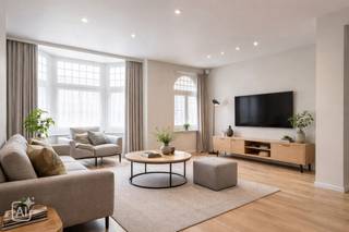 Ontdek dit <strong>karaktervolle en ruime appartement</strong> in het hart van <strong>Nieuwpoort-Bad</strong>, gelegen in een authentiek gebouw uit <strong>1934</strong> waar charme en geschiedenis naadloos samenkomen.<br />Gelegen aan de <strong>levendige winkelstraat</strong>, geniet u hier van een uitzonderlijke ligging: boetieks, gezellige restaurants en zonnige terrassen bevinden zich letterlijk aan uw voeten, terwijl ook het <strong>strand op wandelafstand</strong> ligt. Een ideale uitvalsbasis voor wie houdt van het bruisende kustleven zonder in te boeten aan comfort.<br /><br /><strong>Indeling:</strong>
<ul>
<li><span>Inkomhal;</span></li>
<li><span>Lichtrijke en gezellige leefruimte met grote raampartijen en <strong>zicht op de Albert I Laan;</strong></span></li>
<li><span>Volledig ingerichte keuken met hedendaagse toestellen;</span></li>
<li><span>Balkon;</span></li>
<li><span>Apart gastentoilet;</span></li>
<li><span>Badkamer met <strong>bad, douche, wastafel én toilet;</strong></span></li>
<li><span>Drie ruime slaapkamers met <strong>ingebouwde kasten</strong> en plaats voor een dubbel bed;</span></li>
<li><span>Vierde slaapkamer, ideaal voor een <strong>stapelbed</strong> of als bureauruimte;</span></li>
</ul>
<strong>Extra troeven:</strong>
<ul>
<li><span><strong>Private kelderberging</strong> inbegrepen;</span></li>
<li><span><strong>EPC-label B</strong> – energiezuinig wonen;</span></li>
<li><span>Gemeenschappelijke fietsenberging;</span></li>
<li><span>TV-aansluiting in <strong>elke slaapkamer;</strong></span></li>
<li><span><strong>Nieuwe centrale verwarming op aardgas (2023);</strong></span></li>
<li><span><strong>Nieuwe PVC-ramen met hoogrendementsglas;</strong></span></li>
<li><span><strong>Absolute topligging</strong> in Nieuwpoort-Bad;</span></li>
</ul>
Op zoek naar een ruim appartement met karakter op een toplocatie aan zee?<br /><strong>Contacteer ons vandaag nog</strong> voor meer informatie of een bezoek ter plaatse.<br />