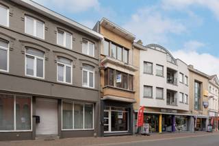 Op zoek naar een ruime woning met karakter en potentieel, gelegen in het hart van Menen? Dan is dit pand absoluut een bezoek waard! Dankzij de centrale ligging bevindt u zich op wandelafstand van winkels, scholen, openbaar vervoer en andere faciliteiten.<br /><br />Deze ruime rijwoning beschikt over een gunstig EPC C en biedt tal van mogelijkheden, zowel voor eigen bewoning als voor een combinatie van wonen en werken.<br /><br />Op het gelijkvloers bevindt zich een polyvalente ruimte die perfect kan worden ingericht als een ruime en gezellige leefruimte maar evengoed kan dienen als handels- of praktijkruimte. Ideaal voor wie flexibiliteit zoekt! Aansluitend vinden we een zeer ruime keuken voorzien van alle nodige toestellen. Bovendien is er achterliggend nog een gastentoilet.<br /><br />Verder beschikt deze woning over vier volwaardige en ruime slaapkamers, een badkamer voorzien van douche en nog een tweede toilet op de eerste verdieping. Hierdoor is deze eigendom uitermate geschikt voor grotere gezinnen of voor wie graag wat extra ruimte heeft.<br /><br />Troeven:<br />- Centrale ligging in Menen<br />- EPC C – geen renovatieverplichting<br />- Elektriciteit is conform het AREI<br />- 4 ruime slaapkamers<br />- Mogelijkheid tot handelsruimte of ruime living<br />- Gezellige en onderhoudsvriendelijke buitenruimte<br /><br />Plan vandaag nog uw bezoek en laat u verrassen door deze zeer ruime woning in het hartje van Menen.<br /><br />UC: 20251106-0003566468-RES-2 EPC: 253KWh<br />ref: RVP/26033/K