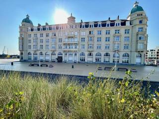 Horecazaak op de zeedijk van Zeebrugge in het prestigieuze gebouw “Residentie Palace”, bestaande uit een inkomhal met bergruimte, ingerichte commerciële ruimte/verbruikzaal van +/-120 m2 met ingerichte bar, propere toiletten, uitgeruste keuken, berging, aparte afwasruimte, grote kelderberging van +/-25 m2.<br /><br />Extra troeven:<br />
<ul>
<li>Unieke locatie</li>
<li>Bruikbare vloeroppervlakte van 238 m2</li>
<li>Studio inclusief</li>
<li>Voormalig koffiehuis Salon Monet</li>
<li>Prachtig pand in residentie Palace</li>
<li>Instapklaar!</li>
</ul>
<br />Wenst U verdere inlichtingen of bezoek? Deze eigendom is te koop ZONDER makelaar via het concept van Smart Houses!<br />Contacteer rechtstreeks de eigenaar via +32475929929