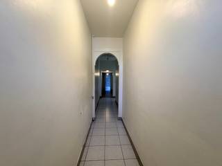 <p>Ontdek deze <strong>praktische woning in Wervik</strong>, centraal gelegen en met alle nodige voorzieningen binnen handbereik. De woning beschikt over <strong>2 slaapkamers</strong>, een <strong>conforme elektrische installatie</strong> en een <strong>EPC-label D</strong>. Dankzij de centrale ligging en praktische indeling is dit een interessante woning voor starters, koppels of wie op zoek is naar een betaalbare woonst. <strong>Plan vandaag nog uw bezoek!</strong></p>
<strong>Indeling: </strong><br /><u>Gelijkvloers:</u> Inkom, woonkamer, keuken, wasplaats, afzonderlijk toilet, badkamer, koer<br /><u>1e verdiep:</u> 2 slaapkamers<br /><br /><strong>Troeven:</strong><br />- EPC D<br />- Elektriciteit conform<br />- Centrale ligging