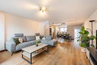 Ben je op zoek naar een gezellige, instapklare woning op een TOPlocatie? GEVONDEN!!!!Het openbaar vervoer en winkels zijn allemaal gelegen op...