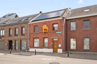 <p><strong>Ruime rijwoning met 5 slaapkamers, zonnepanelen en oostgerichte tuin op een uitstekende ligging</strong></p><p>Op een bijzonder gunstige locatie aan de Sint-Jansbergsesteenweg bevindt zich deze ruime eengezinswoning met een bewoonbare oppervlakte van maar liefst <strong>189 m²</strong>, gelegen op een perceel van <strong>3a 38ca</strong>. De woning is op te frissen en biedt dankzij haar mooie volumes en vijf slaapkamers heel wat mogelijkheden voor wie op zoek is naar ruimte en een woning die verder naar eigen smaak kan worden ingericht.</p><p>De ligging is zonder twijfel een belangrijke troef. De Sint-Jansbergsesteenweg bevindt zich tussen de <strong>Tervuursesteenweg, Egenhoven, Campus Arenberg en de E40</strong>. Je woont hier in een aangename, groene omgeving en toch op korte afstand van <strong>Leuven, KU Leuven, imec en UZ Leuven Gasthuisberg</strong>. Een uitstekende uitvalsbasis voor wie zich vlot wil verplaatsen met de <strong>auto, fiets of het openbaar vervoer</strong>.</p><p>De woning beschikt over <strong>vijf slaapkamers en één badkamer</strong>, waardoor ze bijzonder geschikt is voor een gezin of voor wie behoefte heeft aan extra werk-, hobby- of logeerruimte.  Achteraan bevindt zich een <strong>oost gerichte tuin met terras</strong>, waar je heerlijk van de ochtend- en voormiddagzon kunt genieten. De woning is bovendien reeds voorzien van <strong>PVC-ramen met dubbele beglazing en zonnepanelen</strong>.</p><p><span><strong>Een ruime woning met veel potentieel op een locatie die groen wonen combineert met een uitstekende bereikbaarheid. Interesse? Bel of mail Jacky op 0495 534 649 of </strong></span><span><strong>jacky@conneet-immo.be</strong></span><span><strong> </strong></span></p><p>EPC: 338 kWh³ - UC:  - Label D</p><p>Wg-Dgv-Dvkr-Gvv</p>