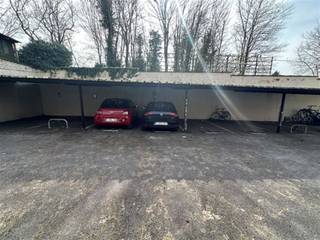 <p>Dans un emplacement exceptionnel à Louvain, nous vous proposons à la location une place de parking en surface, située au 117 Tervuursestraat.</p><p>Cette place de parking bénéficie d'un emplacement stratégique, à proximité de l'UZ Leuven Gasthuisberg, du Campus Arenberg (KU Leuven) et à quelques pas du centre-ville historique. Grâce à sa liaison pratique avec l'E40 et le périphérique de Louvain, cette place de parking est idéale pour les riverains, les navetteurs, les employés ou les étudiants à la recherche d'une solution de stationnement sûre et facilement accessible.</p><p>Ce parking en surface est facilement accessible et offre une solution pratique à ceux qui souhaitent éviter les problèmes de stationnement dans ce quartier.</p><p>Pour plus d’informations ou pour prendre rendez-vous, vous pouvez nous appeler au 0470 59 65 44 ou nous envoyer un e-mail à verhuur@connect-immo.be</p>