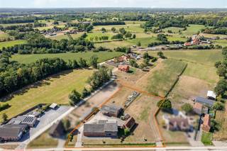 <p><span>Woning op 3941m2 met enorm potentieel!</span></p><p><span> </span></p><p><span>Belangrijkste troeven:</span></p><p><span>- Woning met veel ruimte en enorm potentieel</span></p><p><span>- Aanpalende stal van ca 120m2</span></p><p><span>- Ramen reeds vernieuwd</span></p><p><span>- Uitstekend onderhouden</span></p><p><span>- Perceel van 3941m2 met ca 65m straatbreedte</span></p><p><span>- Ruime bijgebouwen aanwezig (schuur, garage, tuinberging)</span></p><p><span>- Rustige, groene achterliggende omgeving</span></p><p><span> </span></p><p><span>Bekijk zeker ook onze grondplannen met de afmetingen. Zo krijgt u van thuis uit al een perfect beeld van wat deze woning te bieden heeft!</span></p><p><span> </span></p><p><span>Wenst u meer info of een vrijblijvende bezichtiging, contacteer dan ons kantoor op het nummer 014 39 99 99 en wij helpen u graag verder.</span></p>