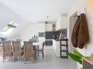 Sint-Lievenspoortstraat 25/301: Gezellig 3 slaapkamer appartement gelegen nabij Zuid.
Indeling als volgt: Lichtrijke leefruimte met open geïnstalleerde keuken, vaatwasmachine aanwezig, badkamer met douche, apart toilet, 3 slaapkamer waarvan 2 toegang hebben tot het terras.
€1400 + €25
Beschikbaar vanaf 01/09