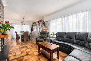 <p><strong>Te koop in Wolvertem: halfopen woning met 3 slaapkamers</strong></p><p><br /></p><p>Deze halfopen woning ligt in een rustige straat op wandelafstand van het centrum van Wolvertem. De woning beschikt over 3 slaapkamers en biedt heel wat uitbreidingspotentieel dankzij de ruime zolder, waar extra slaapkamers en een bijkomende badkamer kunnen worden ingericht. De kelder en garage met aparte zolder zorgen daarnaast voor bijzonder veel praktische opslagruimte. Winkels, scholen en openbaar vervoer bevinden zich vlakbij, met ook Meise, Merchtem, Londerzeel en Kapelle-op-den-Bos vlot bereikbaar.</p><p><br /></p><p><strong>Belangrijkste ruimtes:</strong></p><p>• Inkomhal</p><p>• Woonkamer</p><p>• Keuken</p><p>• Veranda</p><p>• 3 slaapkamers (17 m², 15 m² en 9 m²)</p><p>• Badkamer</p><p>• Ruime zolder met uitbreidingsmogelijkheden</p><p>• Kelder met veel opslagruimte</p><p>• Garage met aparte zolderruimte</p><p><br /></p><p><strong>Troeven:</strong></p><p>• Rustige ligging op wandelafstand van het centrum van Wolvertem</p><p>• Grote zolder met potentieel voor extra slaapkamers en een bijkomende badkamer</p><p>• Veel opslagruimte dankzij de kelder en garage met aparte zolder</p><p><br /></p><p><strong>Wens je een bezoek? Contacteer ERA LEUS &amp;amp; TOYE via 02/335.11.14 en plan een afspraak met Gilles Sato.</strong></p><p><br /></p><p><strong>JOUW DROOMHUIS. ZO GEVONDEN!</strong></p>