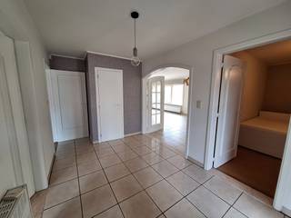 Charmante bungalow op een strategische locatie met 2 slaapkamers en knusse tuin in Kuringen.<br /><br />Dankzij de ligging in Kuringen geniet je van de ideale combinatie van wooncomfort en bereikbaarheid. Winkels, ontspanning, werk en belangrijke verbindingswegen bevinden zich vlot in de omgeving, terwijl u toch kunt genieten van een charmante woning.<br /><br />Dit pand beschikt over twee slaapkamers, een ingerichte keuken en badkamer, living, bureel en een berging. De knusse tuin en terras vormen samen met de garagen voor enkele extra troeven van dit pand.<br /><br />Ontdek zelf de charme van deze bungalow en plan vandaag nog uw bezoek op 011/24.16.01.
