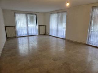 Centraal gelegen appartement te huur met 2 slaapkamers en parkeergelegenheid voor de deur.Indeling: inkomhal met apart toilet, een living, een...