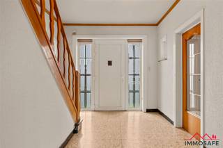 <p>BERLARE  Bergstraat<br />Karaktervol landhuis met potentieel op topligging</p><p>Bent u op zoek naar een woning met charme en mogelijkheden? Dit authentieke landhuis in Berlare beschikt over een stevige structuur (betonnen gewelf) en vormt de ideale basis voor wie een eigentijdse woning wil met behoud van karakter.</p><p>De woning biedt momenteel twee slaapkamers, met de mogelijkheid tot het inrichten van een derde. De inpandige garage kan eenvoudig worden omgevormd tot extra leefruimte, terwijl de buitenruimte mogelijkheden biedt voor het bouwen van een volwaardige garage. Dankzij de overvloedige lichtinval en reeds deels vernieuwde ramen en voordeur is een mooie start alvast gemaakt.</p><p>Hoewel verdere renovatie nodig is, voornamelijk op vlak van energieprestaties, beschikt dit pand over sterke fundamenten en een doordachte indeling.</p><p><br />Gelegen op wandelafstand van de natuurgebieden “Konijnenberg” en “Paardenweide”, geniet u hier van rust en groen. De dreef met platanen richting het Heidekasteel onderstreept het unieke, landelijke karakter van deze eigendom.<br />De ruimte voor de woning wordt op korte termijn een parkje en deze weg ervoor verdwijnt!</p><p>Een ideale opportuniteit voor wie ruimte, charme en toekomstvisie wil combineren.</p><p>Afspraak via Dries@immosafe.be</p>