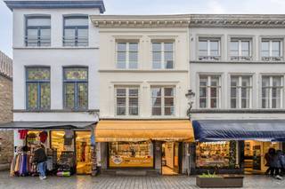 Bureau paysager moderne et central (environ 200 m²) à louer situé à Bruges.Disposition :- Entrée spacieuse avec toilettes (5 m²)- Bureau paysager...