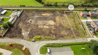 In het mooie Balen ontwikkelde Danneels negen nieuwe bouwgronden te koop aan. <br /><br />De perceelgrootte varieert van 490 m² tot 1.230 m² en deze ruime percelen combineren een mooie straatbreedte met een aanzienlijke diepte, waardoor je hier volop kan genieten van een ruime, perfect zuid georiënteerde woning met ruime tuin. <br /><br />Alle bouwgronden worden te koop aangeboden zonder bouwverplichting. Je kan dus vrij kiezen wanneer én met welke bouwpartner(s) je samenwerkt. <br /><br />De nieuwe percelen zijn gelegen langsheen de 'Zwaluwstraat' en zijn bouwklaar gemaakt.  Op de centraal gelegen locatie, in het centrum van het gehucht Schoorheide, is een ideale plek om jouw droomhuis te bouwen.<br /><br />Mis deze unieke kans niet en contacteer ons voor meer informatie.