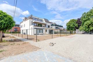 Voor wie droomt van comfortabel en modern wonen met de luxe van een ruime tuin, presenteren wij dit prachtige nieuwbouw appartement op het gelijkvloers, gelegen in het rustige Zandhoven. Met een bewoonbare oppervlakte van 91,8 m² en een royale tuin van maar liefst 174,55 m² rondom, biedt dit appartement een unieke combinatie van binnen- en buitenleven, perfect voor wie ruimte, licht en vrijheid waardeert.<br /><br />Binnen geniet u van een lichte en open leefruimte waar zithoek, eetkamer en keuken naadloos in elkaar overvloeien. De grote raampartijen zorgen voor veel natuurlijk licht en geven een prachtig uitzicht op de tuin, waar u heerlijk kunt ontspannen of gezellig tafelen met familie en vrienden.<br /><br />Het appartement beschikt over twee ruime slaapkamers, een moderne badkamer en een praktische aparte berging.<br />Bijkomend is er een kelderberging inbegrepen en is er de mogelijkheid om een staanplaats (€15.000) of carport (€20.000) mee aan te kopen. <br /><br />De warmtepomp in combinatie met vloerverwarming zorgt voor een aangenaam en efficiënt binnenklimaat, het hele jaar door. De koper heeft bovendien nog volledige vrijheid om de afwerking naar eigen wens te bepalen, waardoor dit appartement echt een thuis op maat wordt.<br /><br />Dit nieuwbouwproject wordt niet verkocht onder de Wet Breyne.<br /><br />Een ideale kans voor wie wil genieten van een rustige woonomgeving met alle hedendaagse comfort, en tegelijk wil profiteren van de vrijheid en ruimte die deze gelijkvloerse woning met tuin te bieden heeft.<br /><br />Inlichtingen in aanvraag E-peil maximum 30.<br />Verkoop onder btw op constructie en registratierechten op grondaandeel.<br />Interesse? Neem vandaag nog contact met ons op voor meer informatie of een bezoek ter plaatse!<br /><br /><strong>Prijs exclusief 6% btw en andere belastingen: 385.000 euro<br />Prijs inclusief 6% btw en andere belastingen: 417.265 euro - indien je voldoet aan de voorwaarden : https://fin.belgium.be/nl/particulieren/woning/bouwen-verbouwen/afbraak-wederopbouw<br /><br />Prijs inclusief 21% btw en andere belastingen: 452.102,50 </strong>
