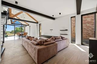 This modern home in the quiet, rural area of Hoegaarden is perfect for families or couples who appreciate space and comfort. Originally a barn, it has been fully renovated into a loft-style residence with an industrial look and high-quality finishes.<br /><br />The former barn has been completely transformed into a loft home featuring an industrial design and premium craftsmanship. The neat entrance includes a built-in cloakroom and a guest toilet. The spacious living area boasts a high ceiling and plenty of natural light thanks to large windows overlooking the garden and surrounding landscape. The kitchen is a true highlight with a luxurious island, ideal for those who enjoy cooking in style.<br /><br />The property offers three spacious bedrooms and a stylish bathroom, perfectly suited to modern living standards. The master bedroom features built-in wardrobes and offers beautiful views. Additionally, there is a mezzanine hallway with an open office space.<br /><br />Outside, you can enjoy a beautiful garden, perfect for relaxing while taking in the panoramic views.<br /><br />There is also a garage for secure parking and additional storage. Conveniently, a very spacious storage/laundry room provides direct access to the garden.<br /><br />The location is ideal: close to the center of Hoegaarden with schools, shops, and amenities, and within 15 minutes of the E40 highway.<br /><br />This move-in ready home combines tranquility, space, luxury, and comfort in a unique location — the perfect place to call home in Hoegaarden.