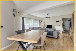 <strong>Immo Van Middelem verkoopt dit ruime (+/- 115 m²), instapklare gelijkvloers appartement met 2 kamers, zuid-geöriënteerde tuin, kelder en ondergrondse staanplaats, op wandelafstand van het CENTRUM van Dilbeek.</strong><br /><br />Het is gelegen op de GELIJKVLOERSE verdieping van goed onderhouden gebouw in een rustige woonwijk met uitsluitend plaatselijk verkeer. Op wandelafstand vind je winkels, scholen, restaurants en openbaar vervoer. De Brusselse Ring ligt op amper 1,5km. Een TOPLOCATIE, dus! <br /><br />De indeling is als volgt:<br />- ruime inkomhal met vestiaire en WC, badkamer met douche in bad, slaapkamer 1 met toegang tot de tuin, grote living (salon en eetplaats) met toegang tot de tuin, keuken met berging.<br />- via een trap in de living daalt u af naar slaapkamer 2 (kelderniveau).<br />- op de -1 beschikt u nog over een gemeenschappelijke wasplaats, een fietsenstalling, een privatieve kelderruimte en een privé-staanplaats. <br /><br />Gemeenschappelijke lasten: ± 120/maand<br />- onderhoud en schoonmaak gemene delen + lift;<br />- voorschot verbruik water;<br />- blokpolis;<br />- syndicus;<br /><br />Centrale verwarming op elektriciteit. <br />EPC: 348 kWh/m².jaar - Label D (UC: 2898664). <br />Elektriciteit CONFORM tot 2051! <br />Vrij bij akte.