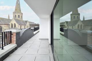 In het hart van Handzame, op wandelafstand van winkels, school en openbaar vervoer, bevindt zich dit recent opgeleverde nieuwbouwappartement.De...