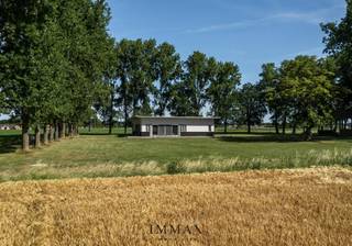 - NIEUWE VOORWAARDEN - <br /><br />Deze unieke loft-villa naar een ontwerp van Sottsass - Italiaans architect en ontwerper - is gelegen in een landelijke omgeving vlakbij het centrum van Sijsele op de grens van Oedelem/Maldegem. De villa is ingedeeld met een lichtrijke loftruimte met open keuken en 2 ruime slaapkamer suites met badkamer.<br />Een 3de slaapkamer is momenteel ingericht als tv-salon.<br />Een architecturale parel in de velden met 360° open verzichten in een oase van rust, eenvoud en stijl!<br /><br />Ontdek alle troeven en details van deze unieke villa op een uitzonderlijke en magische ligging te Oedelem tijdens een uitgebreid bezoek.<br /><br />Voor verdere informatie of vrijblijvend bezoek contacteer Wout op 0475 96 59 38 of mail naar Wout@immax.be.