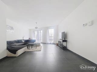 Modern en goed onderhouden appartement (ca.110 m²), met een terras van ongeveer 12 m², op loopafstand van het centrum. Het appartement beschikt over een ruime woonkamer en eetkamer (ca.40m²), met open keuken, voorzien van een eiland (ca.14 m²). De keuken is volledig uitgerust met een keramische kookplaat, dampkap, oven, koelkast met vriesvak en vaatwasmachine. Vanuit de woonkamer toegang tot het ruime terras (ca. 12m²). Er is ook een praktische berging van ongeveer 6 m² met aansluitingen voor een wasmachine en droogkast.<br />Het appartement heeft twee slaapkamers (ca. 20 m² en 8 m²), beide met keramische tegels. De badkamer is voorzien van een ligbad met douchemogelijkheid en een badkamermeubel. Op de ondergrondse verdieping is een autostaanplaats beschikbaar voor €50. Het gebouw beschikt over een lift en er zijn privatieve meters aanwezig. Het appartement is beschikbaar vanaf 15 oktober.