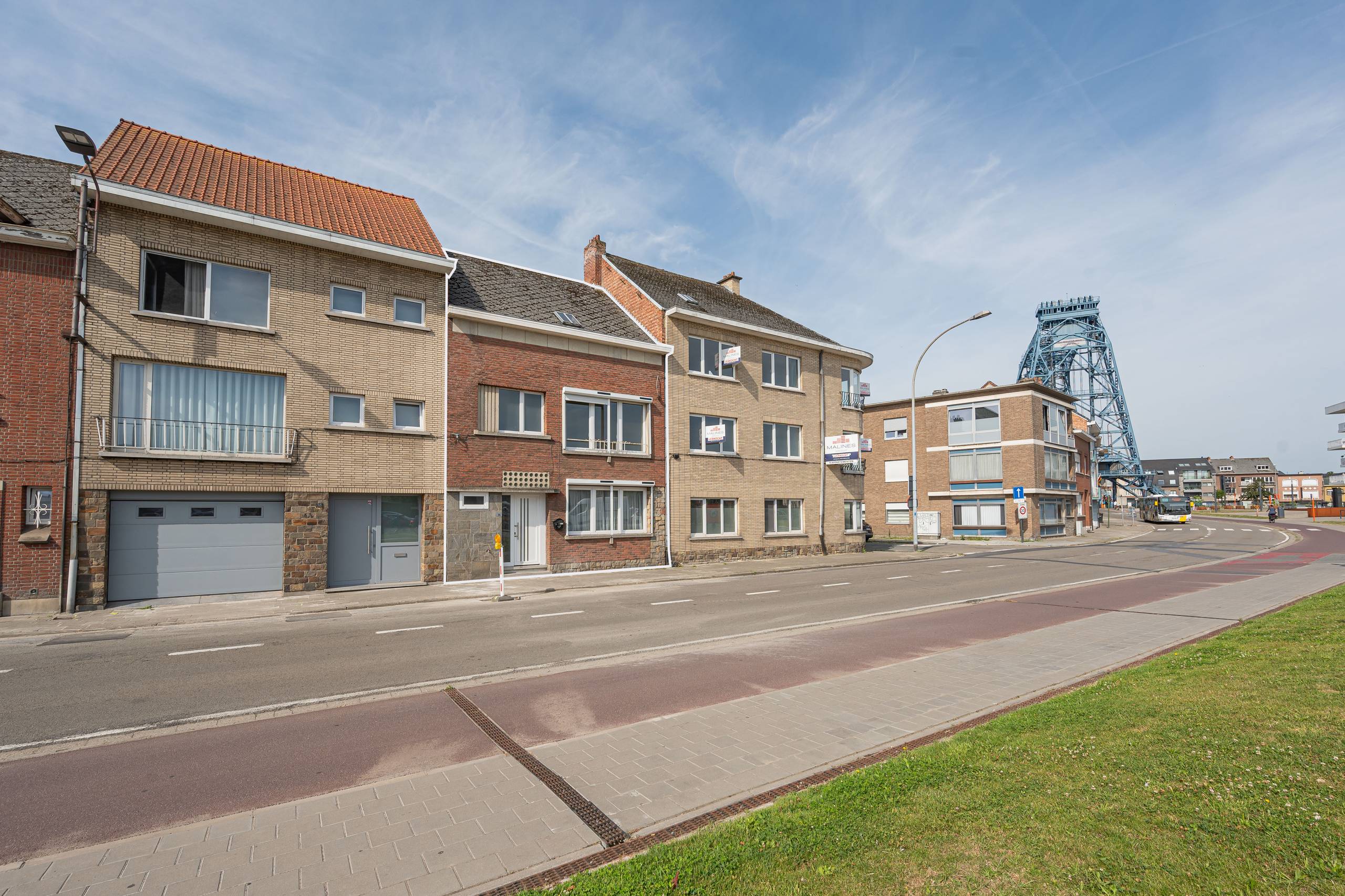 Ruime te renoveren gezinswoning met garage. - foto 1