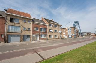 <p>Deze te renoveren gezinswoning biedt een uitstekende kans voor wie op zoek is naar ruimte, potentieel en een centrale ligging. De woning beschikt over drie ruime slaapkamers, een aangename tuin en een grote garage, waardoor ze de ideale basis vormt om volledig naar eigen smaak en wensen te moderniseren. Gelegen op een toplocatie, vlak bij Site De Naeyer, geniet u van tal van recreatiemogelijkheden, terwijl ook winkels, scholen, openbaar vervoer en belangrijke invalswegen zich in de nabije omgeving bevinden. Dankzij de ruime indeling en de gunstige ligging is dit de perfecte woning voor gezinnen, handige renovateurs of investeerders die op zoek zijn naar een eigendom met tal van mogelijkheden. Ontdek zelf het potentieel van deze woning en maak van dit renovatieproject uw droomthuis.</p><p>Stedbk inl: Vg, Wg, Gmo, Vkr, Gvv</p>