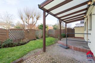 <p>Gezinswoning in de Noordstraat, Aalst, op wandelafstand van het stadscentrum en nabij scholen, winkels en openbaar vervoer.</p>

<p> </p>

<p>Deze charmante woning combineert authentieke elementen met hedendaags comfort. De centrale ligging maakt dat u snel toegang heeft tot belangrijke invalswegen zoals de E40, terwijl u toch woont in een rustige, residentiële buurt met scholen, winkels en openbaar vervoer in de nabijheid.</p>

<p> </p>

<p>Troeven:</p>

<ul><li>Overal dubbele (hoogrendements)beglazing</li><li>In elke kamer verwarming via radiatoren op gasketel.</li><li>Droge en ruime kelder (24 m²) voor extra bergruimte.</li></ul>

<p>Belangrijkste ruimtes:</p>

<ul><li>Woonkamer met veel lichtinval, half open keuken en directe toegang tot het terras (20 m²) met aangename tuin.</li><li>Keuken uitgerust met dubbele spoelbak, vaatwasser, kookplaat, oven, microgolfoven, koelkast en diepvries.</li><li>Op het gelijkvloers bevindt zich nog een apart toilet.</li><li>Badkamer met douche, toilet en wastafel in meubel op de tussenverdieping.</li><li>Drie slaapkamers op de eerste en tweede verdieping (24, 17 en 10 m²), waarvan twee met ingemaakte kasten en te bereiken met vaste trap.</li></ul>

<p> </p>

<p>Neem vandaag nog contact op met uw ERA-makelaar voor een bezoek.</p>

<p> </p>

<p>JOUW DROOMHUIS. ZO GEVONDEN!</p>