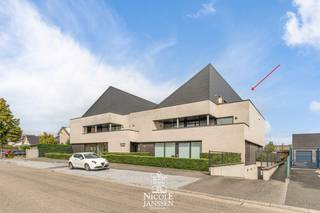 Dit royale duplex penthouse is zeer ruim ingedeeld met o.a. twee slaapkamers, twee badkamers en een mooie leefruimte met open keuken. Genieten in...