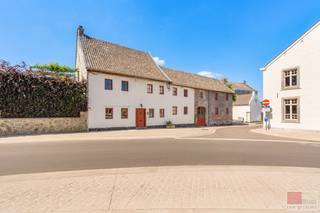Prachtige authentieke halfvrijstaande woning uit 1800, gelegen op een perceel van 325 m² in het idyllische Teuven. De woning beschikt over...