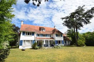 In een van de mooiste en meest gegeerde lanen van het Zoute, verscholen tussen het groen en op wandelafstand van de Royal Zoute Tennis Club en het pittoreske Dominicanenkerkje, bevindt zich deze villa boordevol charme en mogelijkheden. Indeling: Royale inkomhal met vestiaire. Aparte salon met aangrenzende bureauruimte. Lichtrijke woonkamer met haard en grote vensterpartijen die directe toegang bieden tot de prachtig zonovergoten zuidgerichte tuin. Verder beschikt de villa over een aparte keuken, een praktische garage met wasplaats en een ruime kelder. Op de eerste verdieping bevinden zich zeven slaapkamers en zes badkamers. De tweede verdieping is volledig ingericht als conciergewoning. Een unieke kans om een villa met een rijke uitstraling en tal van mogelijkheden volledig naar eigen wens te renoveren.