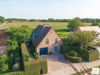 Deze tijdloze villa bevindt zich net buiten de dorpskern en vertoeft in bijna-nieuwstaat. Bij het ontwerp van deze charmante woning werd de...