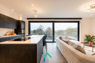 LocalisationSitué au dernier étage d’une résidence neuve de standing à Zellik, une commune périphérique de Bruxelles réputée pour son excellente...