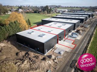 Deze KMO-unit (nr 1.2) van 248 m² met een buitenruimte van 103 m² is gelegen in het nieuwe KMO park Hardel aan de Blaarstraat in Tongeren.De...