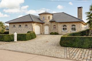 Spaanse-stijl woning met uniek bijgebouw in BegijnendijkIn een rustige, groene omgeving in Begijnendijk ligt deze charmante Spaanse-stijl woning,...