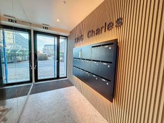Appartement 04.01 biedt een royale woonoppervlakte van 107,78 m² en beschikt over drie terrassen met een totale oppervlakte van maar liefst 56 m² — ideaal om op elk moment van de dag van de zon te genieten.<br /><br />Dit doorkijkappartement baadt in het licht en verwelkomt u met een ruime leefruimte en open keuken. De keuken kan nog volledig naar eigen smaak worden ingericht, zodat u uw woonwensen moeiteloos kan realiseren.<br /><br />In het nachtgedeelte vindt u een aparte berging, een afzonderlijk toilet en een badkamer met wastafel en douche. Verder beschikt het appartement over twee zeer ruime slaapkamers, waarvan één met de mogelijkheid om een volwaardige dressing te creëren.<br /><br />Met zijn overvloed aan buitenruimte, slimme indeling en aangename lichtinval is dit appartement een uitstekende keuze voor wie comfort en kwaliteit wil combineren.<br />Het project biedt de bewoners al het nodige hedendaagse comfort. De afwerking gebeurt met duurzame materialen met bijzondere aandacht voor kwaliteit en leefbaarheid. Uw appartement wordt met de grootste zorg ontworpen, gebouwd en tot in detail afgewerkt. Hier verstaan we een praktische, smaakvol ingerichte keuken, elegante badkamer, kwaliteitsvloer en zo meer.<br /><br />Mogelijkheid aankoop standplaats in de afgesloten binnenplaats. Meer info: https://immoseed.be/te-koop/standplaatsen-residentie-king-charles-6345143/ (parkings kunnen ook afzonderlijk aangekocht worden)