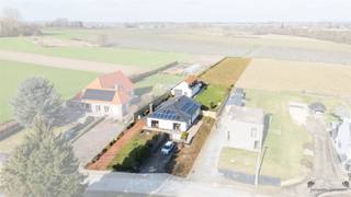 <p><span>UNIEKE KANS OP DEZE WOONPAREL IN BUDINGEN MET ONEINDIG POTENTIEEL</span></p><p><span> </span></p><p><span>Ontdek deze bijzondere eigendom in Budingen (ZOUTLEEUW), een mooie degelijke woning op een schitterend landgoed van maar liefst 3350 vierkante meter is dit de plek waar uw dromen werkelijkheid worden.</span></p><p><span> </span></p><p><span>RUIMTELIJK EN GERIEFLIJK WONEN</span></p><p><span> </span></p><p><span>Met een bewoonbare oppervlakte van 140 vierkante meter (uitbreiding mogelijk), drie slaapkamers, een ruime keuken, een badkamer en een woonkamer met veel natuurlijke lichtinval, bezorgt deze woning volop ruimte voor het hele gezin. </span></p><p><span>In deze woning heeft comfort altijd geprimeerd en is daarom ook volledig instapklaar.</span></p><p><span>Tussen de seizoenen door zal de moderne pelletkachel voldoende warmte en gezelligheid geven.</span></p><p><span> </span></p><p><span>UITSTEKENDE FACILITEITEN</span></p><p><span> </span></p><p><span>De ruime kelder, die kan omgevormd worden tot een atelier, kantoor of woonst biedt extra mogelijkheden voor hobbyisten of bijberoep. </span></p><p><span>Achteraan een grote opslagplaats met ruime mogelijkheden voor materiaal, voertuigen en praktische werkruimtes die extra flexibiliteit geven.  </span></p><p><span> </span></p><p><span>ONBEPERKTE MOGELIJKHEDEN MET ZONNEPANELEN</span></p><p><span> </span></p><p><span>De 26 zonnepanelen hebben een Piekvermogen van 6.760 Wp en werken via twee omvormers, wat zorgt voor lagere energiekosten.</span></p><p><span> </span></p><p><span>GROEN EN RUIMTE – UW PRIVATE PARADIJS</span></p><p><span> </span></p><p><span>Drie en een half hectare omgeven met akkers, weilanden, tuinen en rustige landschappen. </span></p><p><span>Dit is échte vrijheid – voldoende plaats voor eventueel paarden of andere dieren, grotere tuin, zwembad, ... het soort leven waar u van droomt. </span></p><p><span>Het open landschap rondom het pand garandeert privacy en een serene atmosfeer.</span></p><p><span> </span></p><p><span>TROEVEN:</span></p><p><span> </span></p><p><span>* geen renovatie verplichting</span></p><p><span>* prijs/kwaliteit perfect</span></p><p><span>* Instapklaar</span></p><p><span>* Geschikt voor vele doeleinden</span></p><p><span>* Rustige omgeving</span></p><p><span>* Prachtig ruim, ver en landelijk uitzicht</span></p><p><span>* Zonnepanelen met nog garantie</span></p><p><span>* Een unieke kans voor wie comfortabel wil wonen met extra ruimte en toekomstpotentieel.</span></p><p><span>* Slechts een kleine investering nodig om een A-label te verkrijgen.</span></p><p><span> </span></p><p><span>Dit eigendom denkt echt aan alles. </span></p><p><span> </span></p><p><span>Dit is meer dan een huis - het is een complete lifestyle in de natuur.</span></p><p><span> </span></p><p><span>Aarzel niet te lang en schrijf je in voor een moment op de </span><span>KIJKDAG</span><span> van </span><span>ZATERDAG 01 AUGUSTUS 2026</span><span> tussen 9u30 en 12U30,</span></p><p><span>door te klikken op "maak een afspraak"!</span></p><p><span> </span></p><p><span> </span></p><p><span>Voor extra info, contacteer Filip:</span></p><p><span>Via mail:  <span>filip@janssenenjanssen.be</span></span></p><p><span>GSM:   0475/86.04.89  </span></p>