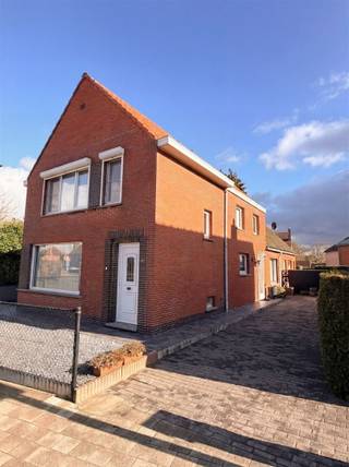 Welkom in deze charmante woning in Stekene met veel potentieel. Dit huis staat op een mooi perceel van 657m². De tuin loopt volledig rondom de woning.Op het gelijkvloers heb je naast de inkomhal, een zeer ruime leefruimte, een aparte keuken met aansluitend nog een eetplaats.Verder heb je op het gelijkvloers al een eerste ruime badkamer met bad, douche, en toilet.Op de verdieping heb je alvast 2 slaapkamers, en mogelijkheid tot inrichten van 4 kamers.Daarnaast is er op deze verdieping een 2e douchekamer die ook nog een toilet heeft.De woning heeft ook een ruime garage, en naast de woning is er nog een lange oprit waar je nog extra wagens kan parkeren.Vanuit de garage heb je toegang tot de kelder en nog een opbergzolder.Dit is een perfecte kans voor koper die ruimte en mogelijkheden zoeken om hun droomwoning naar eigen wens in te richten.De ligging in centrum Stekene maakt het gemakkelijk bereikbaar en biedt goede bereikbaarheid naar de regio toe.Bezoeken op afspraak via 03 / 779 69 29 of contact@eberhardvastgoed.be