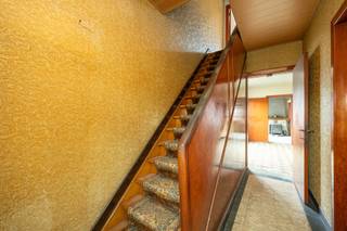 <strong><span>GELIJKVLOERS</span></strong><br /><span>Inkomhal 7 m² op tegel. Leefruimte 20,5 m² op tegel met mazoutkachel. Voorplaats 12 m² op tegel. Keuken 18 m² op tegel. </span><br /><span>Stal 13,5 m² en schuur 14,5 m² met zolder 28 m².<br /></span><br /><em><strong><span>Bergkelder 6 m² op beton.</span></strong></em><br /><em><strong><span>Tuin met externe garage 15 m² en tuinberging 25 m² op beton.</span></strong></em><br /><br /><strong><span>EERSTE VERDIEPING</span></strong><br /><span>Overloop 8,5 m² op linoleum. <span>Eerste slaapkamer 6 m²</span> op linoleum. <span>Tweede slaapkamer 11 m²</span> op linoleum. <span>Derde slaapkamer 13 m²</span> op linoleum.</span><br /><br /><strong><span>TWEEDE VERDIEPING</span></strong><br /><span>Zolder 37 m² te bereiken met vaste trap.</span><br /><br /><strong><span>BIJZONDERHEDEN</span></strong><br /><span>Enkele en dubbele beglazing in PVC en houten schrijnwerk. Manuele rolluiken. Stookolie (mazoutkachel). Bovengrondse stookolietank.</span><br /><br /><strong><span>POSITIEVE ASPECTEN</span></strong><br /><span>Unieke perceeloppervlakte</span><br /><span>Te renoveren naar eigen smaak</span><br /><span>Centrale locatie</span><br /><span>Zolder met vaste trap en mogelijkheid tot extra kamers</span><br /><span>Diverse mogelijkheden</span>